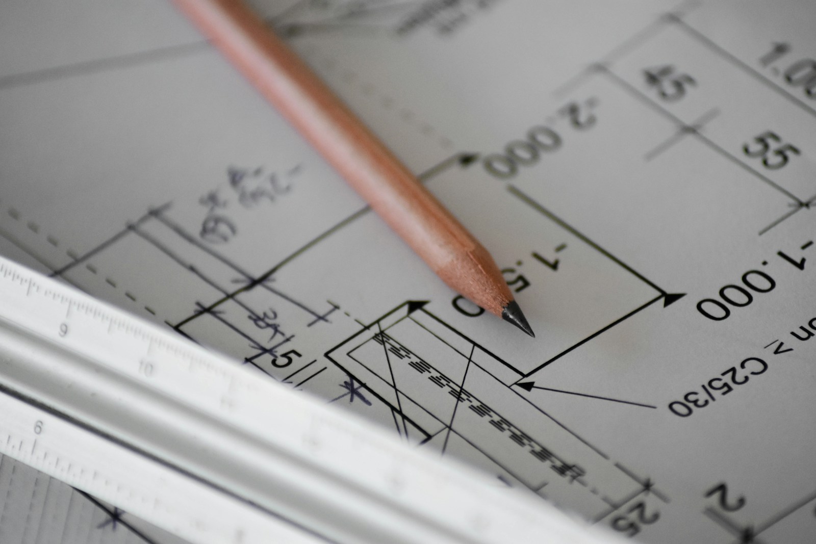 Zbliżenie na plany architektoniczne i dokumentację techniczną